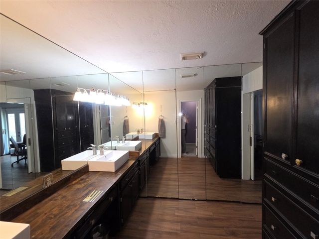 2621 Country Club Boulevard, Sugar Land, TX 77478