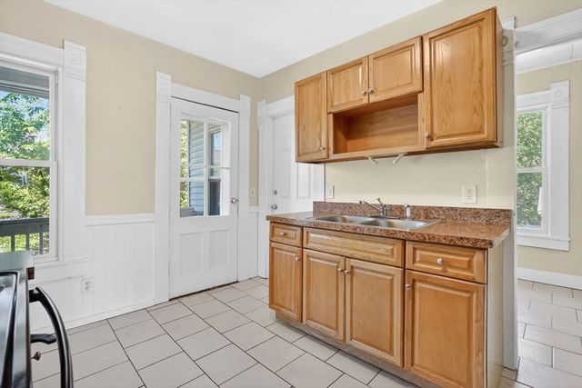 658 Union St, Springfield, MA 01109