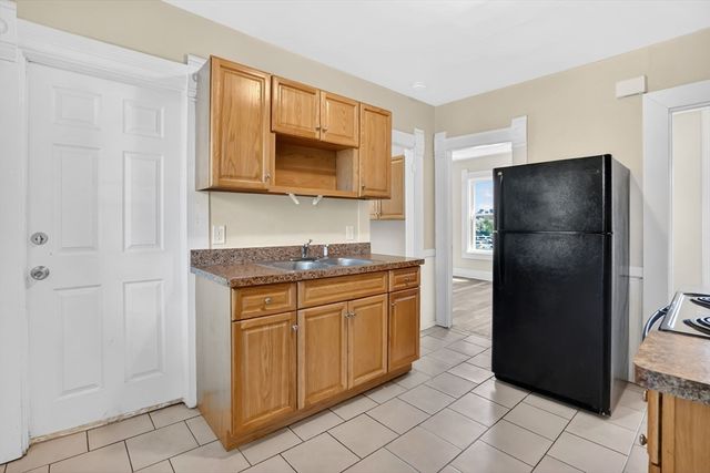 658 Union St, Springfield, MA 01109