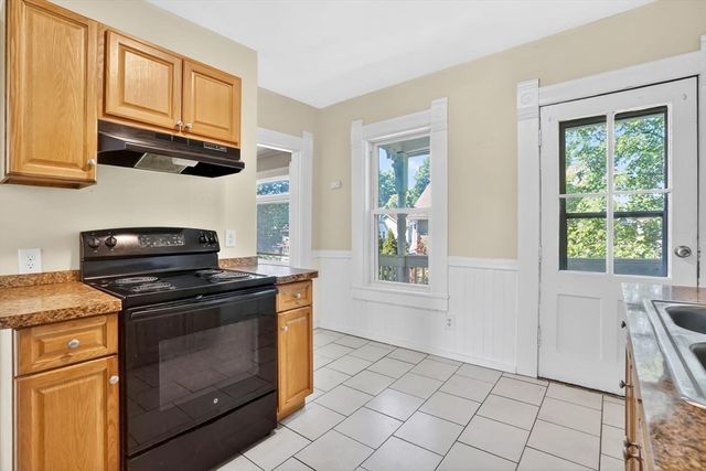 658 Union St, Springfield, MA 01109