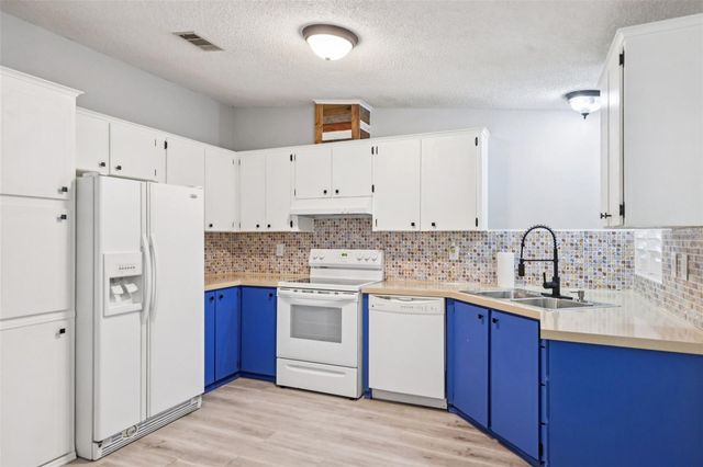 39 MAPLEHURST AVENUE, Debary, FL 32713