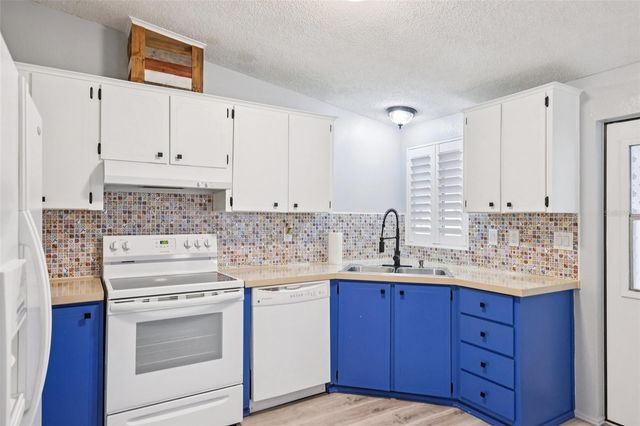 39 MAPLEHURST AVENUE, Debary, FL 32713