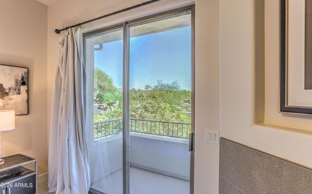 15240 N CLUBGATE Drive 111, Scottsdale, AZ 85254