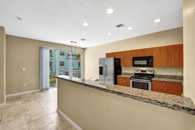 2725 NE 8th Avenue 104, Wilton Manors, FL 33334