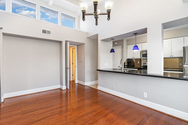 5934 Sandhurst Lane 207, Dallas, TX 75206