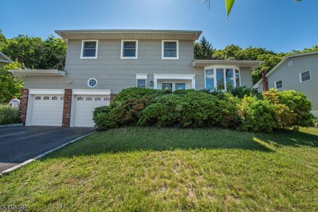 44 Molinari Dr, Wanaque Boro, NJ 07465