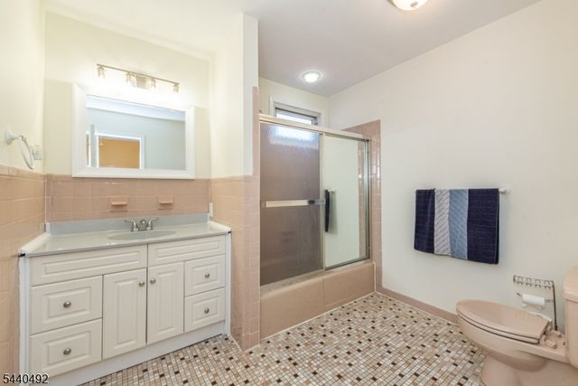 44 Molinari Dr, Wanaque Boro, NJ 07465