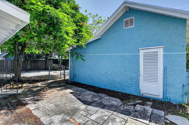 3714 Henry Avenue, West Palm Beach, FL 33405