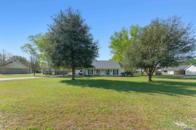 1333 Holly Dr, Slaughter, LA 70777