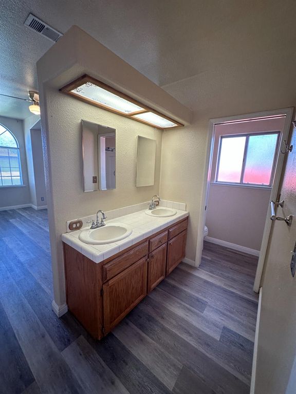 Image 12 of property listing at 5560 N Ellendale Avenue, Fresno, CA 93722