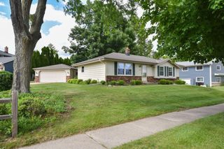 1520 Riverdale DRIVE, Oconomowoc, WI 53066