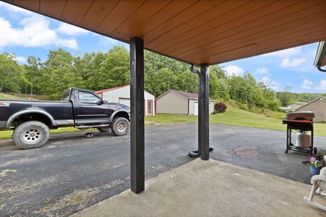 939 Bear Pen Creek Road, Campton, KY 41301