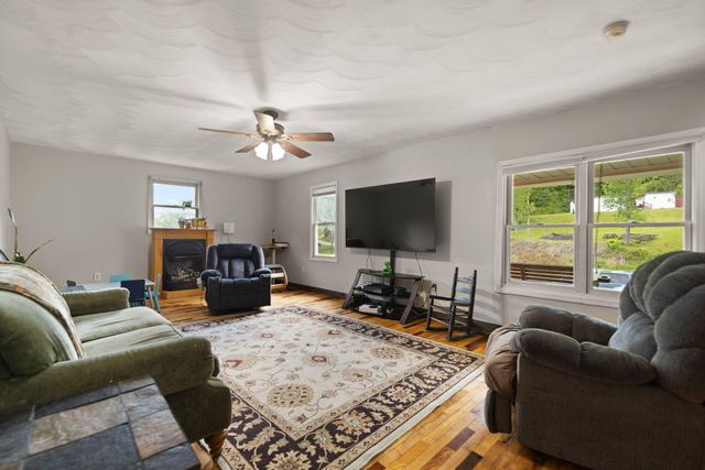 939 Bear Pen Creek Road, Campton, KY 41301