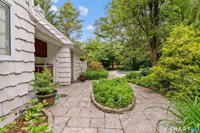 30 Fox Chase Lane, West Hartford, CT 06107