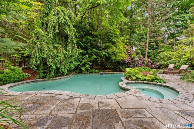 30 Fox Chase Lane, West Hartford, CT 06107