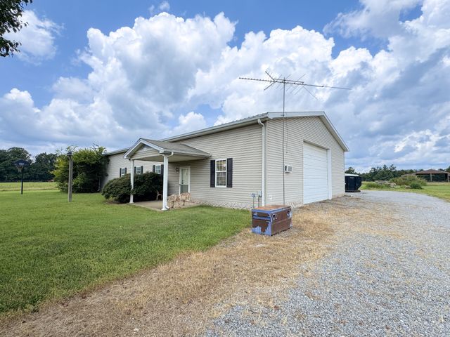 6606 Highway 52, W, Lafayette, TN 37083