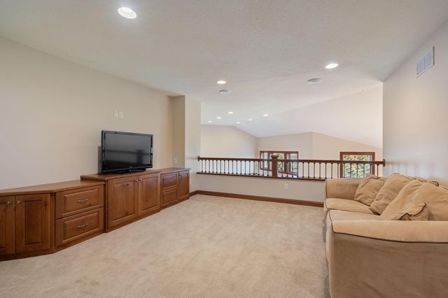 1859 Creekside Drive NE, Owatonna, MN 55060