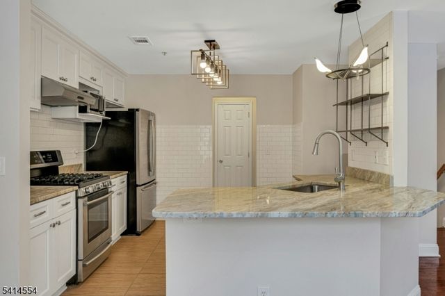 24 Dudley Ct, Green Brook Twp., NJ 08812