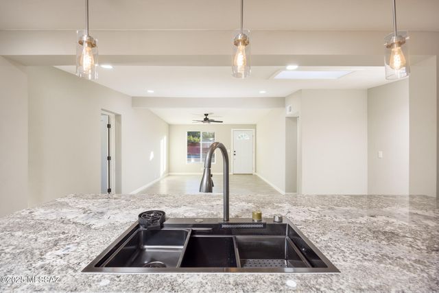 6533 E Calle Bellatrix, Tucson, AZ 85710