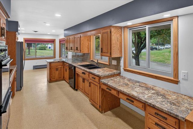 781 Iowa Avenue E, Saint Paul, MN 55106