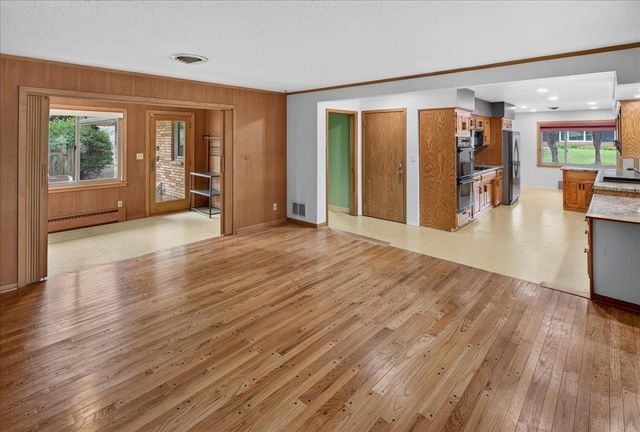781 Iowa Avenue E, Saint Paul, MN 55106