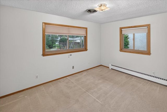 781 Iowa Avenue E, Saint Paul, MN 55106