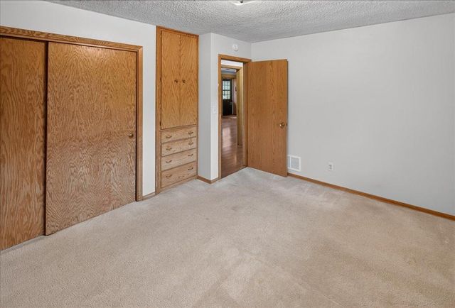 781 Iowa Avenue E, Saint Paul, MN 55106