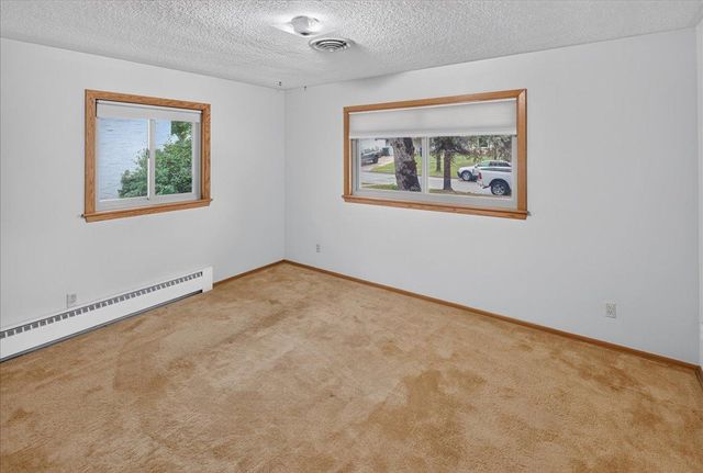 781 Iowa Avenue E, Saint Paul, MN 55106
