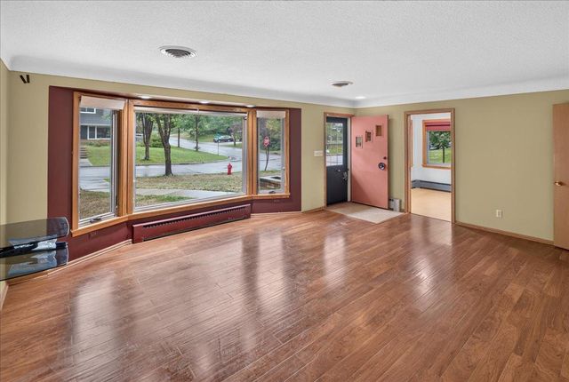 781 Iowa Avenue E, Saint Paul, MN 55106