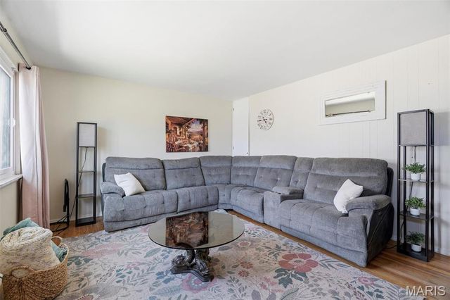 1528 Ville Rosa Lane, Hazelwood, MO 63042