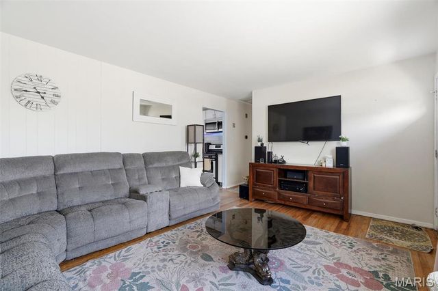 1528 Ville Rosa Lane, Hazelwood, MO 63042