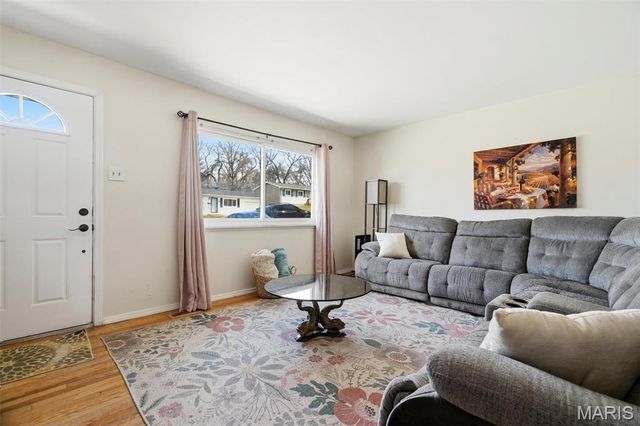 1528 Ville Rosa Lane, Hazelwood, MO 63042