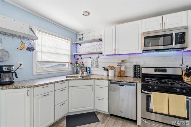 1528 Ville Rosa Lane, Hazelwood, MO 63042