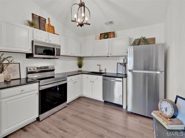 1231 Creve Coeur Crossing Lane J, Chesterfield, MO 63017