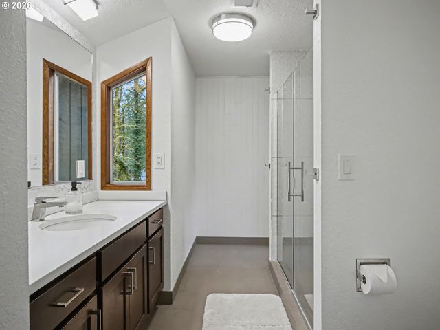 21112 E MOUNTAIN CREEK Cir, Rhododendron, OR 97049