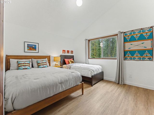 21112 E MOUNTAIN CREEK Cir, Rhododendron, OR 97049