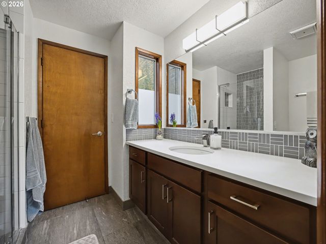 21112 E MOUNTAIN CREEK Cir, Rhododendron, OR 97049