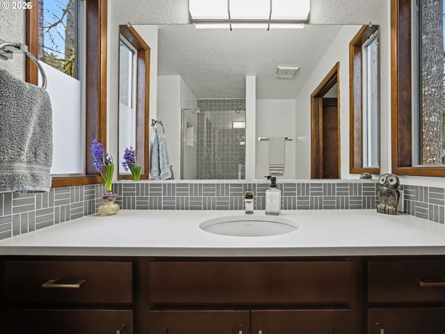 21112 E MOUNTAIN CREEK Cir, Rhododendron, OR 97049