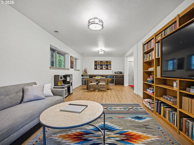 21112 E MOUNTAIN CREEK Cir, Rhododendron, OR 97049