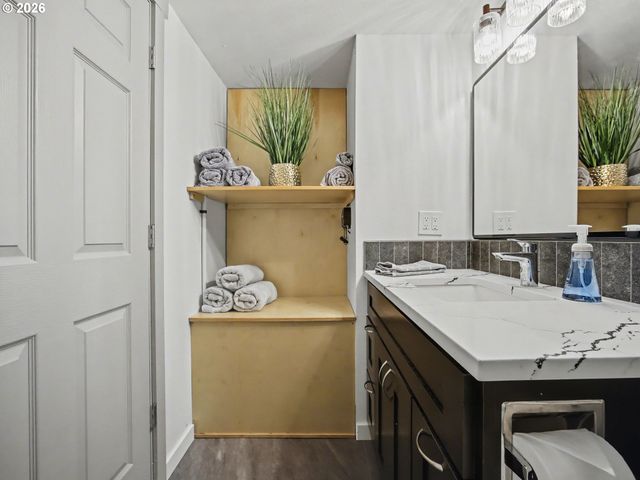 21112 E MOUNTAIN CREEK Cir, Rhododendron, OR 97049