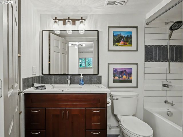 21112 E MOUNTAIN CREEK Cir, Rhododendron, OR 97049