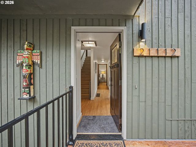 21112 E MOUNTAIN CREEK Cir, Rhododendron, OR 97049