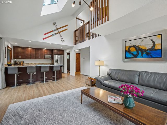 21112 E MOUNTAIN CREEK Cir, Rhododendron, OR 97049
