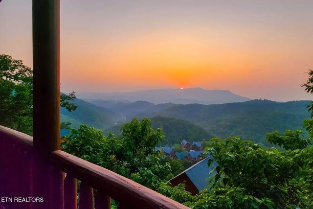 948 Black Bear Cub Way, Sevierville, TN 37862