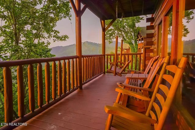 948 Black Bear Cub Way, Sevierville, TN 37862