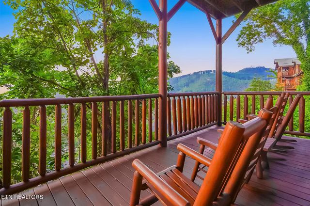 948 Black Bear Cub Way, Sevierville, TN 37862