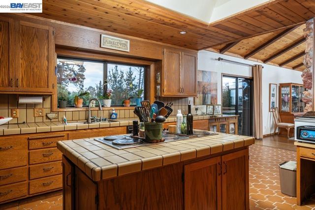 6727 Sunnyslope Ave, Castro Valley, CA 94552