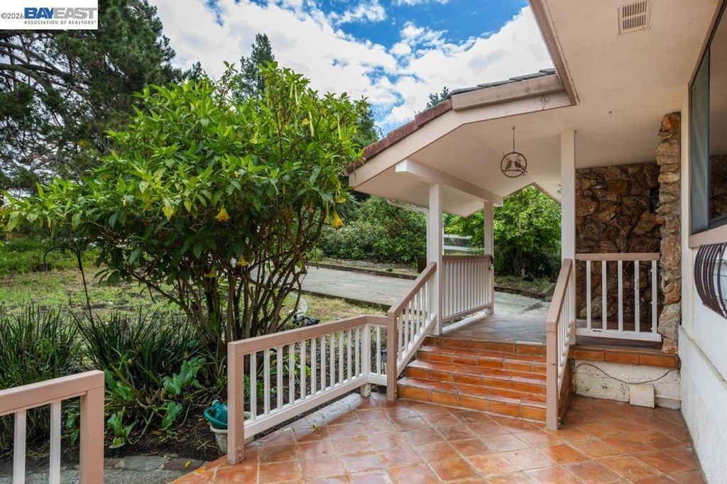 Image 3 of property listing at 6727 Sunnyslope Ave, Castro Valley, CA 94552