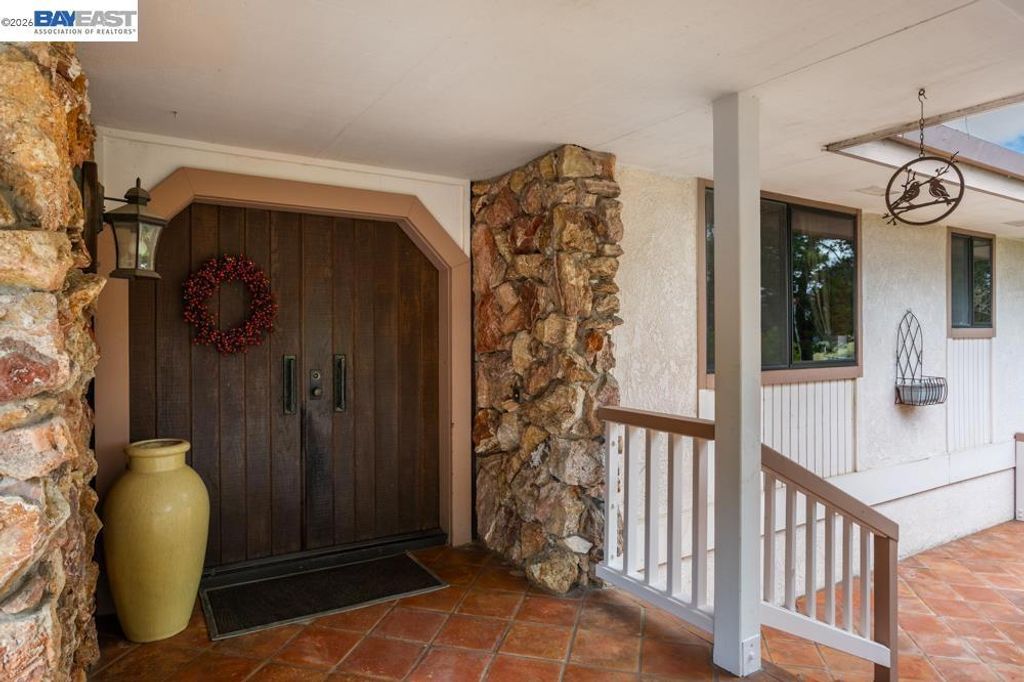 Image 4 of property listing at 6727 Sunnyslope Ave, Castro Valley, CA 94552