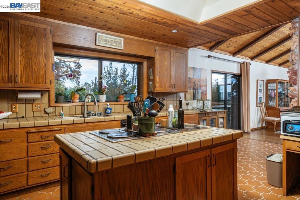 Image 6 of property listing at 6727 Sunnyslope Ave, Castro Valley, CA 94552